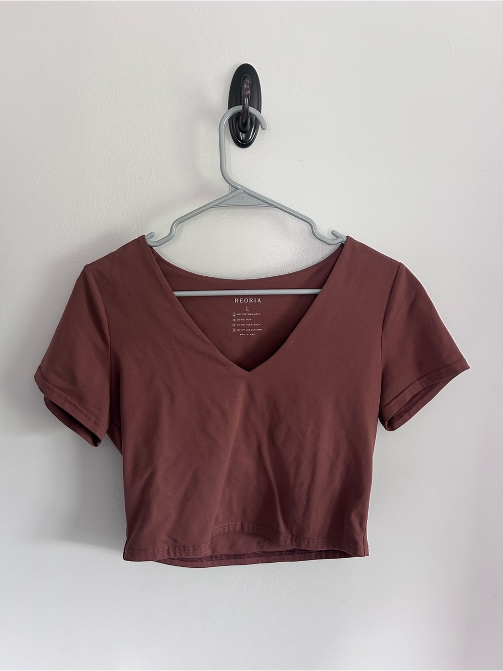 ReoRia Cropped V-Neck Tee in Dusty Mauve